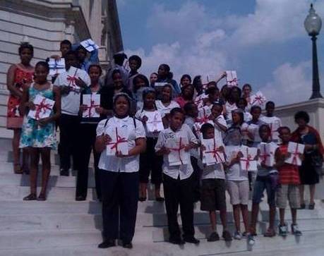 Tigrai Online - The kids on the hallways of Rayburn US Congress Bldg
where they handed 11,000 letters to Senators lobbying for the
support of H.R. 2103. – (Photo by Saba Fassil – July 15, 2010)