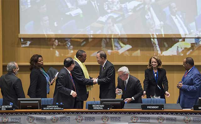 Secretary General Ban Ki-moon is greeted by Ethiopian Prime Minister Hailemariam Desalegn  in Addis Ababa