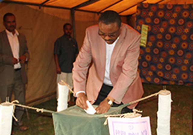 Ethiopain Prime Minister Hailemariam Desalegn casting his vote in Addis Ababa in the 2015 Ethiopian